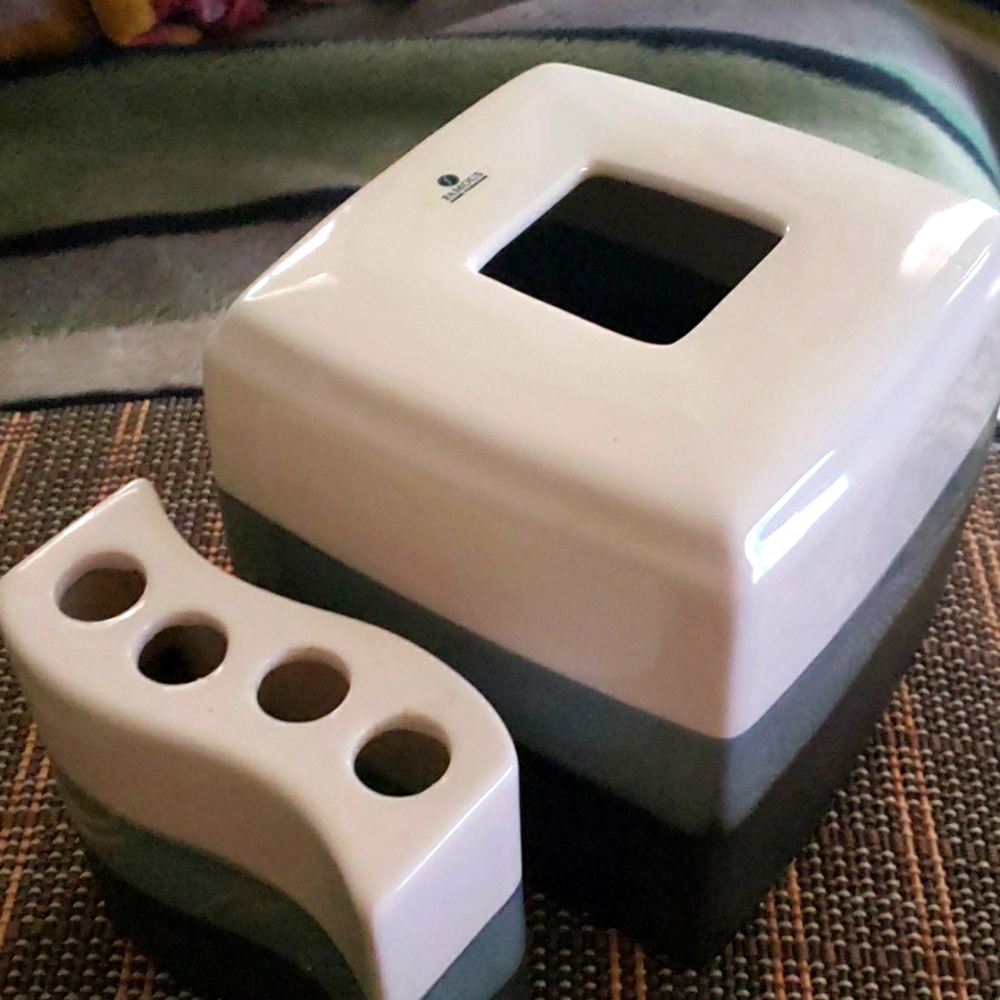 Famoys bathroom porcelain set cleanex and toothbrush holder.